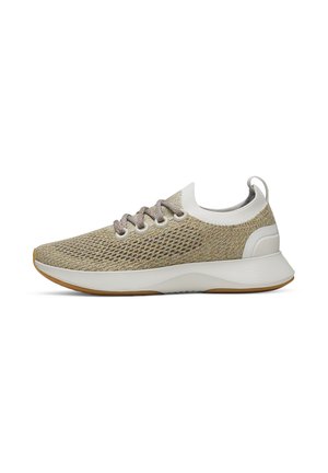 Sneaker beige chiaro in maglia con suola bianca, frontale con lacci, tallone imbottito e linguetta posteriore, mostrata di profilo.