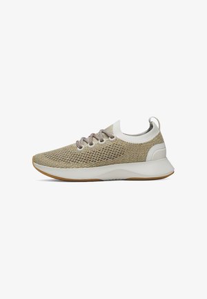 Sneaker beige chiaro in maglia con suola bianca, frontale con lacci, tallone imbottito e linguetta posteriore, mostrata di profilo.
