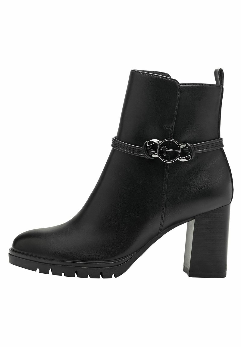 Bottes cheville en cuir noir avec un talon bloc haut, dotées d'une bride décorative et d'un accent circulaire, surface lisse et semelle texturée.