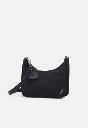 Borsa a tracolla in nylon nero con design curva, chiusura a zip e etichetta rotonda removibile. Presenta una spallina sottile e un dettaglio con logo.