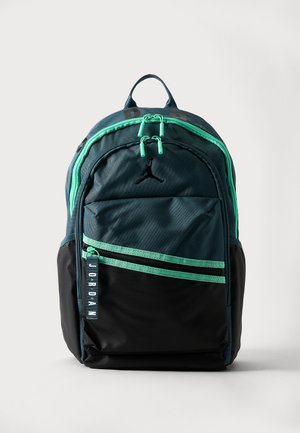 Sac à dos vert foncé et noir avec fermetures éclair vert clair et logo Jordan, comprenant plusieurs compartiments et une poignée de transport supérieure.