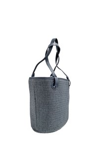 Borsa a secchiello in tessuto grigio intrecciato con manici in pelle liscia e base rotonda, caratterizzata da una superficie texturizzata e da un design minimalista.
