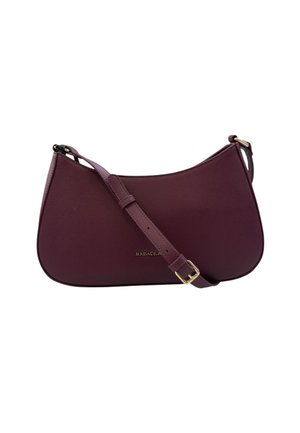 Borsa a spalla in ecopelle bordeaux con silhouette curva, tracolla regolabile e dettaglio del logo dorato sul davanti.