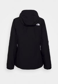 Svart vattentät jacka med huva, med en liten vit logotyp på den övre ryggen, textilier med struktur och åtsittande ärmar.