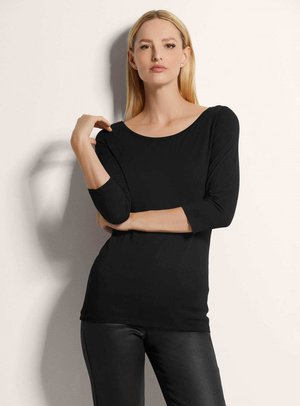 Zwarte top met driekwartmouwen en een ronde halslijn, gemaakt van zachte, gladde stof. Heeft een getailleerd ontwerp en lijkt lichtgewicht.