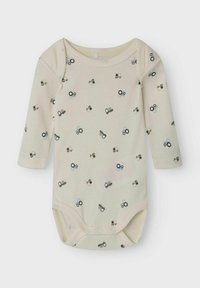 Langarm-Body aus cremefarbener Baumwolle, mit einem Muster aus blauen und braunen Traktoren und Rädern. Mit Druckknöpfen im unteren Bereich gestaltet.