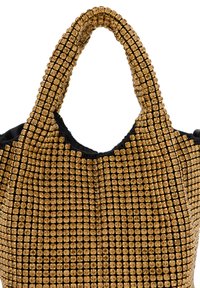 Svart väska täckt med gyllene rhinestones, med en strukturerad yta och ett runt handtag för bärande.