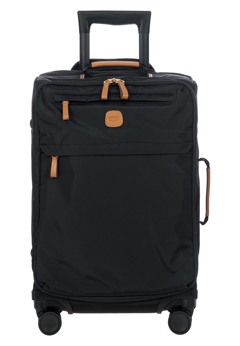 Maleta de mano negra de nylon con mango retráctil, dos ruedas, detalles en cuero color marrón, y múltiples compartimentos con cremalleras para almacenamiento.