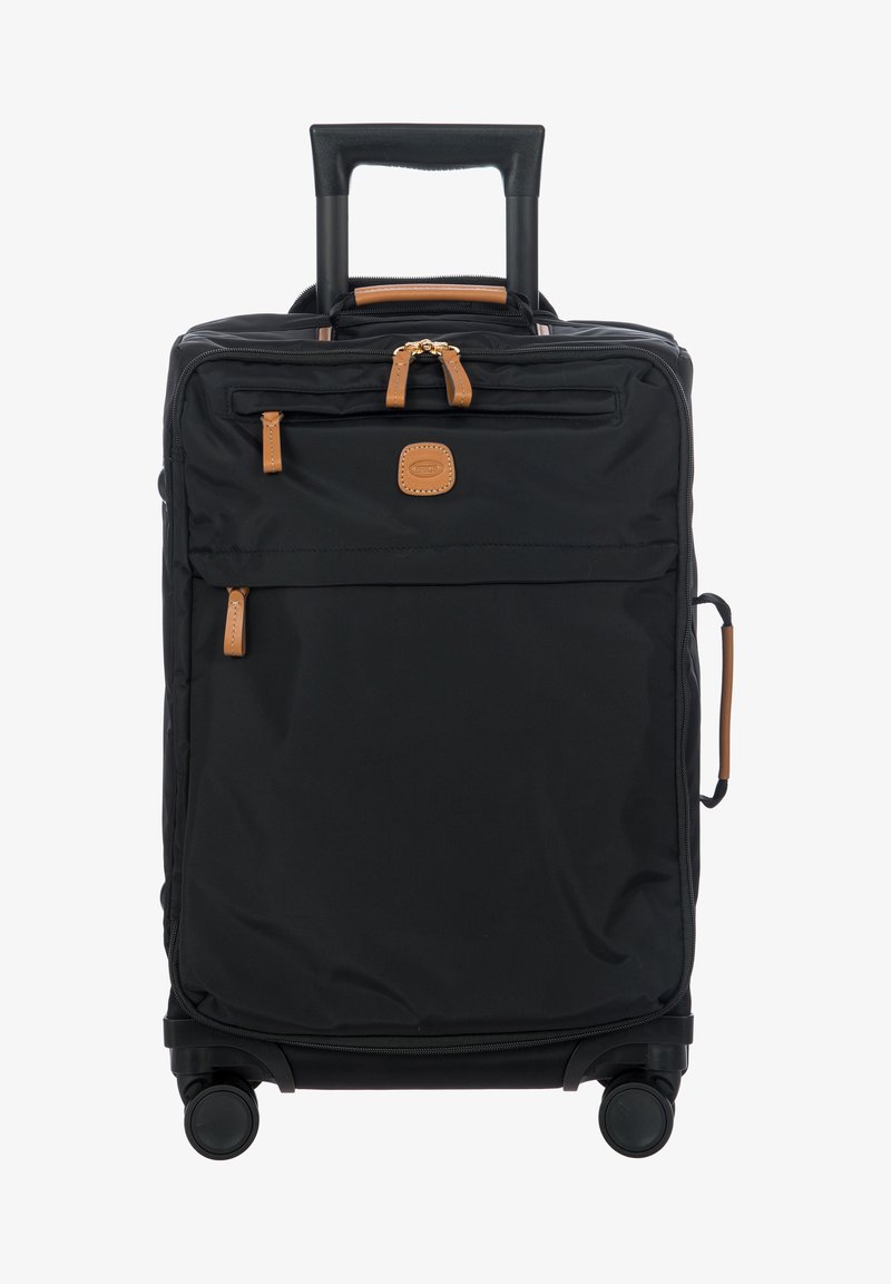 Valigia da cabina nera in nylon con manico telescopico, due ruote, dettagli in pelle color cuoio e diversi scomparti con zip per il riporre.