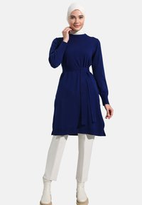 Modanisa SLIT DETAILED BELTED-REFKA CASUAL - Gebreide jurk - navy blue