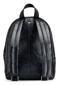 Czarny plecak o teksturowej powierzchni, zaokrąglonym kształcie, wyściełanych szelkach i srebrnych akcentach. Minimalistyczny design, odpowiedni do codziennego użytku.