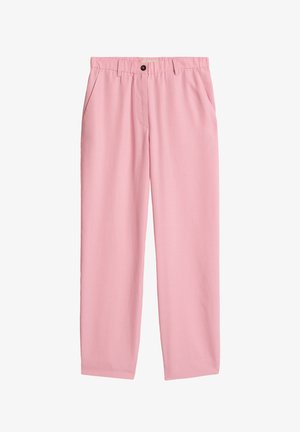 Pantalon rose clair à coupe droite avec poches latérales, passants pour ceinture et fermeture par bouton à la taille.