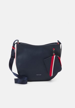 Granatowa torba na ramię z regulowanym paskiem i dołączoną czerwoną, białą i granatową saszetką na karty, minimalistyczny design, logo Tom Tailor.
