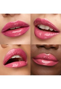 Quattro immagini ravvicinate di labbra che mostrano diverse tonalità di rossetto rosa con finiture lucide, forme, trame e livelli di brillantezza differenti.