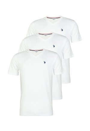 Tři bílé trička s krátkým rukávem a výstřihem do V naskládané na sebe, každé s malým modrým logem hráče polo na levé straně hrudi.