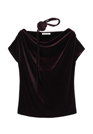 Tmavobordový zamatový top s drapeným výstrihom a kvetinovým uzlom na pleci. Krátke rukávy a voľný strih.