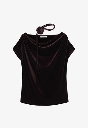 Ciemnoczerwony aksamitny top z opadającym dekoltem i florystycznym węzłem na ramieniu. Krótkie rękawy i luźny krój.