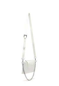 Borsa bianca realizzata in materiale testurizzato con chiusura a zip, dotata di tracolla in pelle removibile e un accento in catena argentata.
