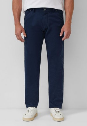 Marineblaue Baumwollhose mit geradem Schnitt, ausgestattet mit Front- und Gesäßtaschen, einem Knopfverschluss und minimalen Nähdetails.