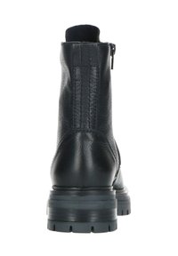Zwarte leren enkelboot met gestructureerde afwerking, zijrits, gevoerde enkelkraag en dikke, geribbelde zool voor grip.