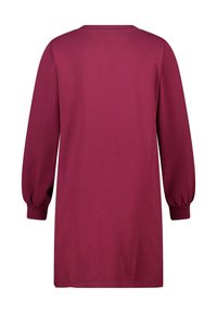Langslavige pullover jurk in diep bordeaux katoen, met een ronde halslijn en gegatherde mouwen voor extra textuur. Eenvoudig en solide ontwerp.