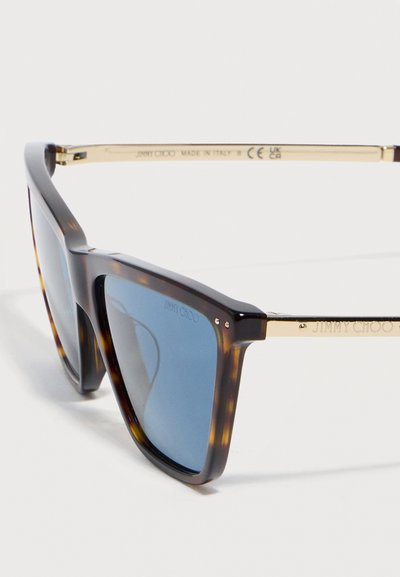 Τετράγωνα γυαλιά ηλίου σε χρώμα χελωνόσκελης με μπλε φακούς και χρυσά μεταλλικά πλαϊνά, χαραγμένα με το λογότυπο Jimmy Choo.