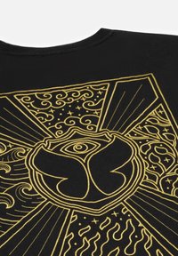 Zwarte katoenen t-shirt met gele geborduurde ontwerpen, inclusief een centraal oog en zwirlvormige patronen, omgeven door hoekige accenten en stralen.