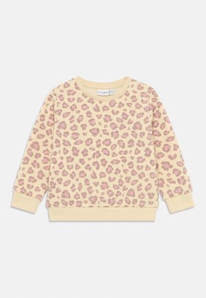 Felpa gialla con stampa leopardata rosa, caratterizzata da un collo a giro e polsini a coste. Tessuto morbido con una consistenza liscia.