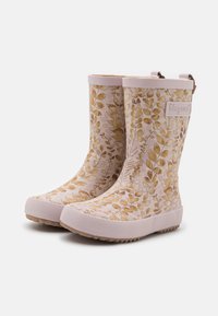 Des bottes en caoutchouc imperméables de couleur rose ornées d'un motif de feuilles en tons dorés, avec une semelle texturée pour une meilleure adhérence et une languette à l'arrière pour un enfilage facile.