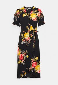 Svart omlottsklänning med puffärmar, prydd med stora gula, röda och rosa blommönster och ett knyt i midjan på en enfärgad bakgrund.