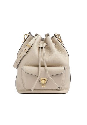 Borsa a secchiello in pelle color crema con trama a grana, chiusura a coulisse, tasca frontale con fermaglio dorato, tracolla regolabile e dettagli in metallo dorato.