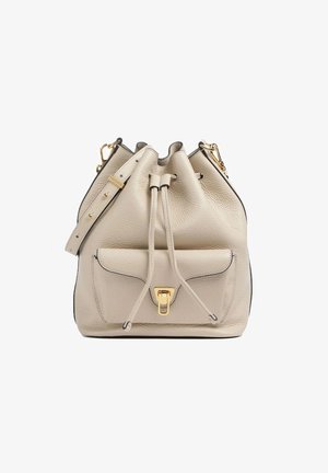 Borsa a secchiello in pelle color crema con trama a grana, chiusura a coulisse, tasca frontale con fermaglio dorato, tracolla regolabile e dettagli in metallo dorato.