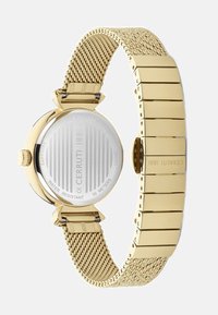 Reloj con correa de malla dorada, con caja redonda y fondo plateado con rayas grabadas. Resistente al agua hasta 50 metros. Material de acero inoxidable.