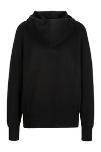 Zwarte gebreide hoodie met een koord, voorzien van een kangoeroezak, geribbelde mouwen en een zachte textuur. Het ontwerp aan de achterkant is eenvoudig en naadloos.