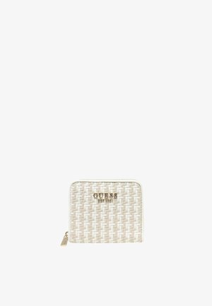Portafoglio bianco intrecciato con superficie testurizzata, logo dorato, forma rettangolare e chiusura a zip. Accentuato da un piccolo charm.