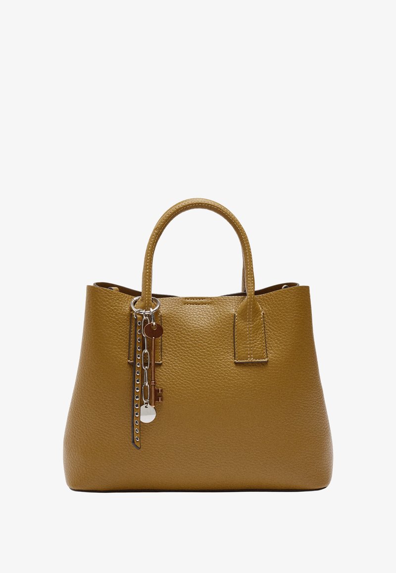 Skórzana torebka w musztardowym kolorze z fakturą przypominającą kamyki, z dwiema krótkimi rączkami i metalowymi dodatkami, w tym łańcuchem z zawieszkami.
