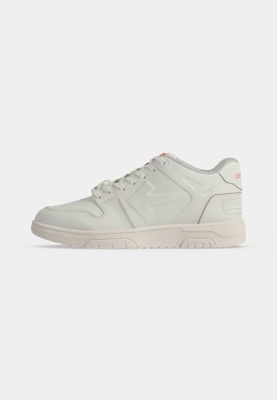 Λευκό sneaker χαμηλής κορυφής με κορδόνια μπροστά, πάτο με πάχος και διακριτικό ανάγλυφο σχέδιο στο πλάι, εμφανίζεται από την εξωτερική πλευρά σε απλό φόντο.
