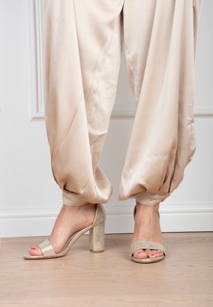 Posh by Poelman, POSH BY POELMAN LAURIE DAMES HAKKEN. - Sandalias de tacón - gold-coloured