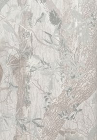 Υφασμα με σχέδιο που διαθέτει απαλές, χαμηλού τόνου αποχρώσεις του γκρίζου και μπεζ, απεικονίζοντας κλαδιά δέντρων και φύλλωμα σε ένα διακριτικό μοτίβο.