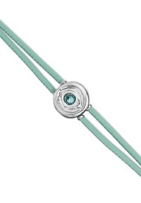 Un colgante circular de plata con una piedra preciosa de turquesa, montado sobre dos cordones de cuero verde menta suave. El diseño texturizado realza el colgante.