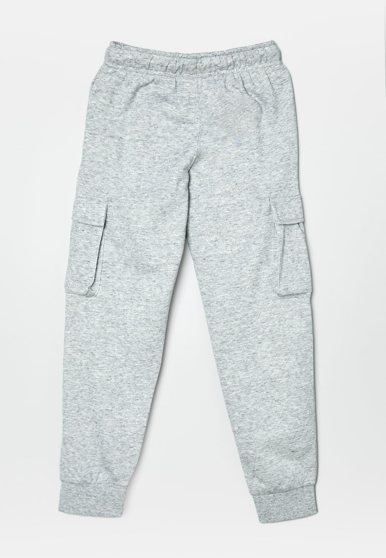 Pantaloni sportivi grigi realizzati in tessuto testurizzato con vita elastica e tasche cargo laterali. I polsini alla caviglia garantiscono una vestibilità affusolata.