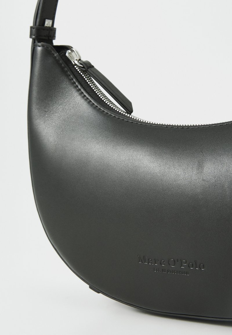 Czarna skórzana torebka o zaokrąglonym kształcie, z zamkiem błyskawicznym na górze, wytłoczonym logo i gładką powierzchnią.