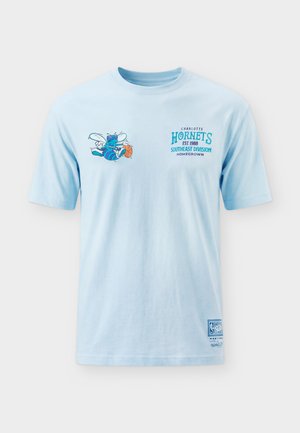Mitchell & Ness, FULL COURT PRESSED BOXY TEE CHARLOTTE HORNETS - Klubové oblečenie - light blue