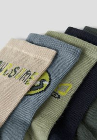 Ποικιλία καλτσών σε διάφορα χρώματα: μπεζ, μπλε, πράσινο και μαύρο; διαθέτουν υφή υφάσματος και γραφικά σχέδια σε δύο ζεύγη.