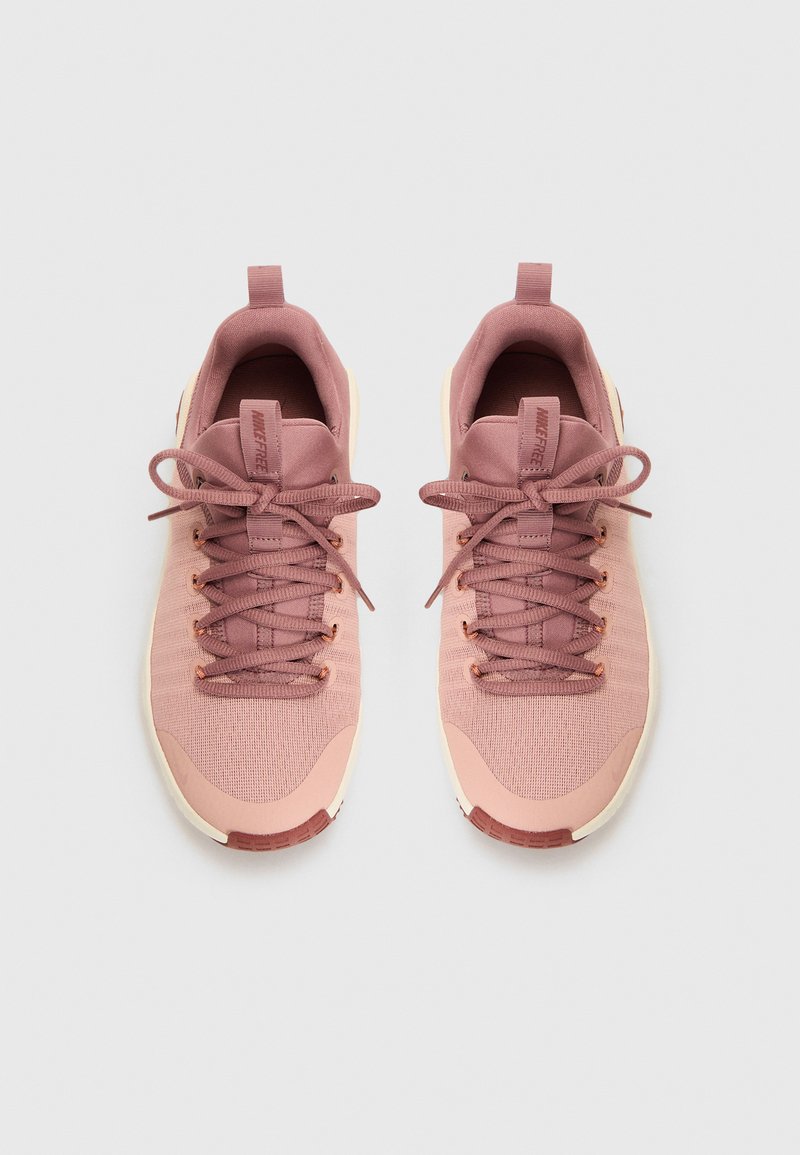 Helle rosa Sportschuhe aus strukturiertem Stoff mit abgerundetem Zehenbereich und tonalem Schnürdesign. Verfügt über einen gepolsterten Abschluss und eine kontrastierende Sohle.