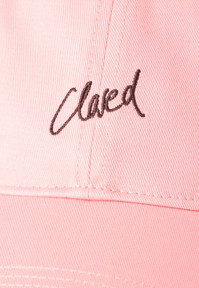 Casquette de baseball en tissu rose avec le texte brodé "Clued" en noir centré au-dessus de la visière incurvée.