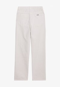 Calças de algodão cinza claro com um corte Straight-Leg, apresentando dois bolsos traseiros e costuras discretas, mostradas de costas.