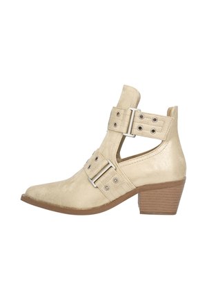 Beige ankelstøvle lavet af ruskind med spids tå, dobbelte spænder, udskårne sider og en struktureret brun hæl.