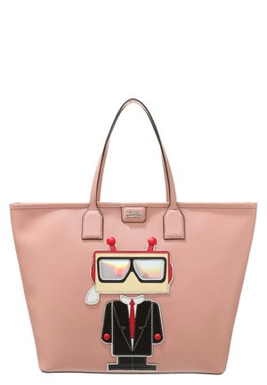 Sac cabas rose avec deux poignées représentant un robot de dessin animé portant un costume noir, une cravate rouge et de grandes lunettes de soleil réfléchissantes à l'avant.