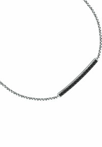 Silberkettchen mit einem horizontalen Anhänger, der mit kleinen schwarzen Edelsteinen besetzt ist, auf einem weißen Hintergrund.